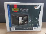 emballage d'un four à micro-ondes posé sur une table devant un mur