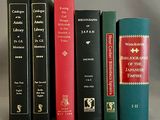 cinq livres alignés sur une étagère