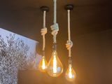 trois ampoules suspendues au plafond d'une pièce