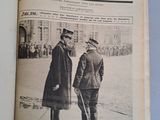 un vieux journal sur lequel figure la photo de deux hommes debout l'un à côté de l'autre