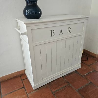 un vase noir posé sur un meuble blanc