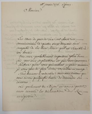 lettre manuscrite écrite à l'encre noire sur une feuille de papier