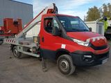 un camion rouge équipé d'une grue à l'arrière