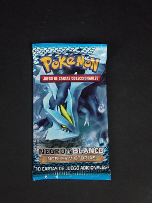 le dos d'un paquet de cartes à collectionner Pokémon posé sur une surface noire