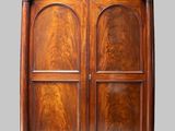 une image représentant une armoire en bois à deux portes et une étagère