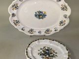 deux assiettes ornées de motifs floraux sont posées sur une table
