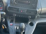 le tableau de bord d'une voiture, avec son volant et ses commandes