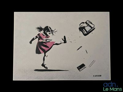 tableau représentant une fillette en robe rose en train de donner un coup de pied dans un ballon de foot