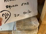 une personne tenant un bout de papier sur lequel est écrit quelque chose