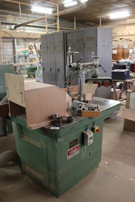une machine placée au milieu d'une pièce