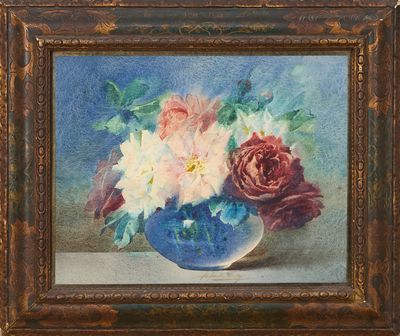 tableau représentant des fleurs dans un vase posé sur une table, sur fond bleu
