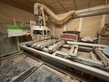 une machine qui travaille sur une pièce de bois