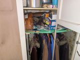 une armoire remplie de vêtements et d'autres objets