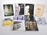 un grand nombre de livres posés sur une table