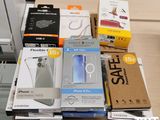 beaucoup de boîtes posées sur la table, chacune contenant un téléphone