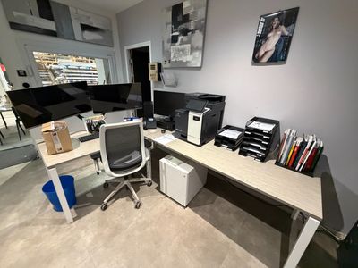 un bureau équipé d'un ordinateur, d'une imprimante et d'une imprimante