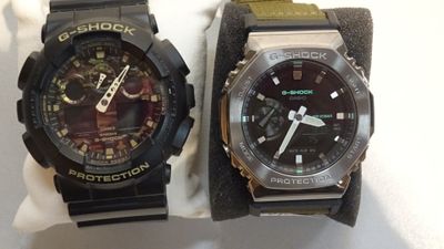 deux montres assises l'une à côté de l'autre sur une table