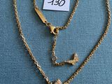 collier plaqué or avec un pendentif en forme de fleur et une chaîne ornée d'une étiquette