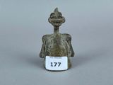 figurine représentant un homme avec une plaque d'immatriculation sur la poitrine