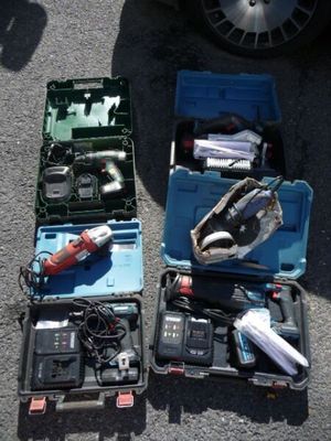 deux outils dans une mallette posée par terre