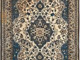 un tapis bleu et beige orné d'un motif en médaillon