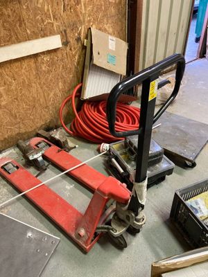une image d'un garage avec des outils et des outils sur le sol
