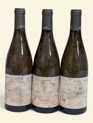 trois bouteilles de vin sont alignées sur une surface blanche
