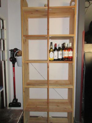 une grande étagère en bois sur laquelle sont posées des bouteilles de vin