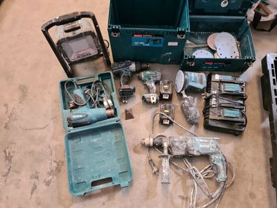 un grand nombre d'outils posés sur le sol