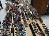 beaucoup de petits soldats en plastique posés sur la table