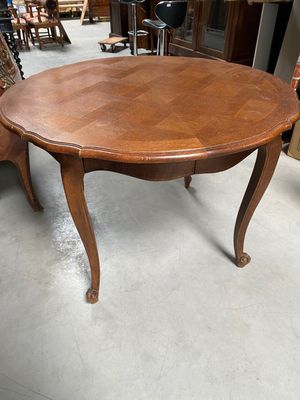 a table that is sitting in the middle of a room