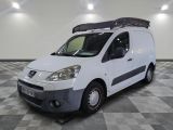 une photo d'une camionnette blanche équipée d'une galerie de toit