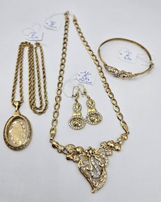 une collection de bijoux comprenant un collier, un bracelet et une bague