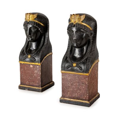 paire de bustes de pharaons, noirs et dorés, sur des socles en marbre