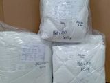 Plusieurs rouleaux de papier toilette sont empilés sur une boîte en carton