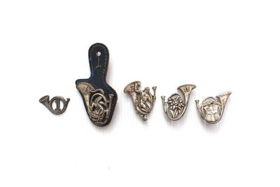 un gros plan sur un ensemble d'objets métalliques posés sur une surface blanche