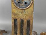 une horloge posée sur une table, à côté d'autres objets