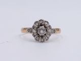 gros plan d'une bague en diamant sur une surface blanche