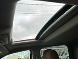 l'intérieur d'une voiture équipée d'un toit ouvrant et d'une verrière