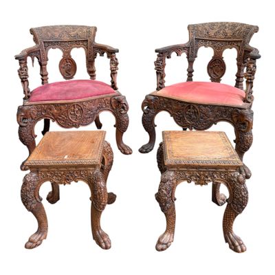 paire de chaises en bois sculpté avec des assises recouvertes de velours rose