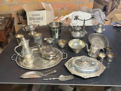 une table sur laquelle se trouvent de nombreux objets en argent