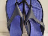 une paire de tongs noires et bleues, flop flop flop flop flop flop flop flop flop flop flop flop flop flop flop