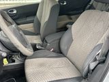 l'intérieur d'une voiture équipée de deux sièges et d'un volant