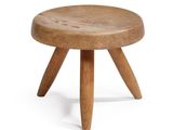 image d'un petit tabouret en bois sur fond blanc