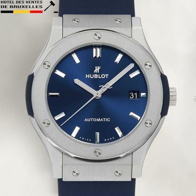 Montre automatique Hublot avec cadran bleu et bracelet en caoutchouc bleu