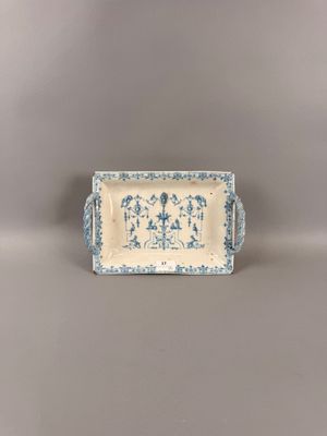 Rare bannette à anses en faïence à décor de grotesques blanc…