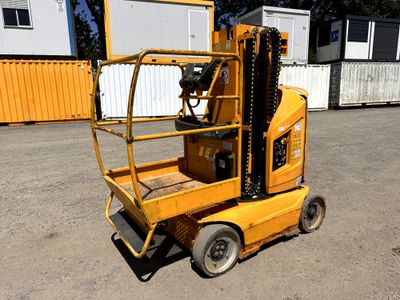un chariot élévateur jaune garé sur un parking