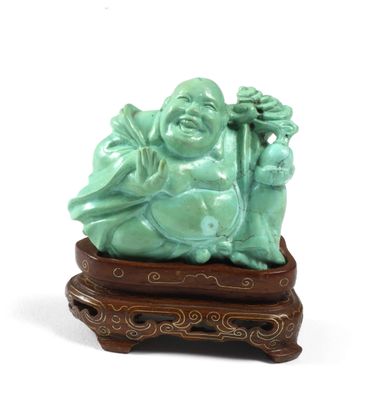 statue d'un Bouddha riant posée sur un socle en bois, sur fond blanc