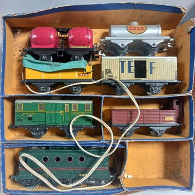 une boîte contenant tout un tas de petits trains