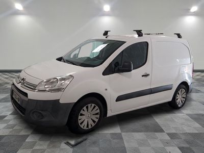 la camionnette blanche est garée sur le sol en damier d'une pièce